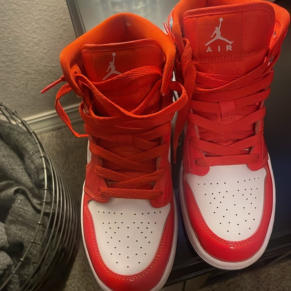 Jordan 1 Mid
Barcelona Sweater Red Patent (GS) - Picture 2 of 8